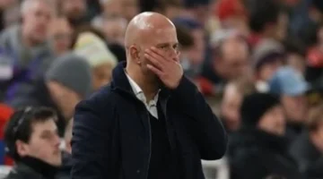 شبح الإقالة يهدد سلوت في تدريب ليفربول موسم 2025